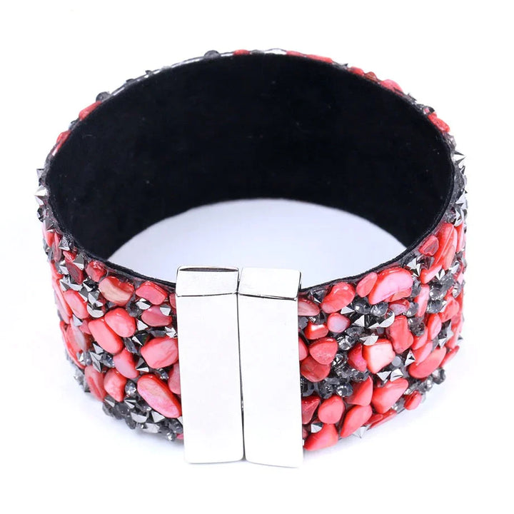 Breites Armband mit roten und schwarzen Steinen, Magnetverschluss, modisches Schmuckaccessoire.