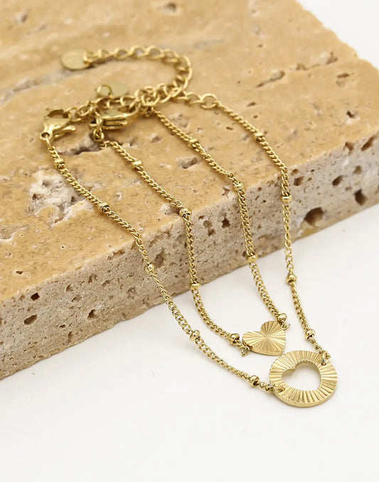 Goldene Freundschaftsarmbänder-Set, filigranes Design, verstellbar, modischer Schmuck.