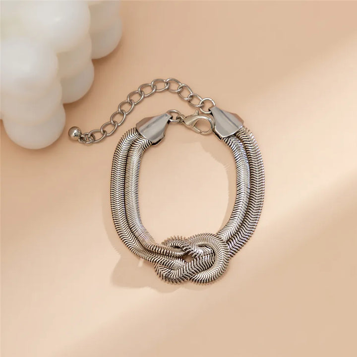 Silbernes Armband mit Knoten, Edelstahl, verstellbar, elegantes Schmuckdesign, Damenaccessoire.