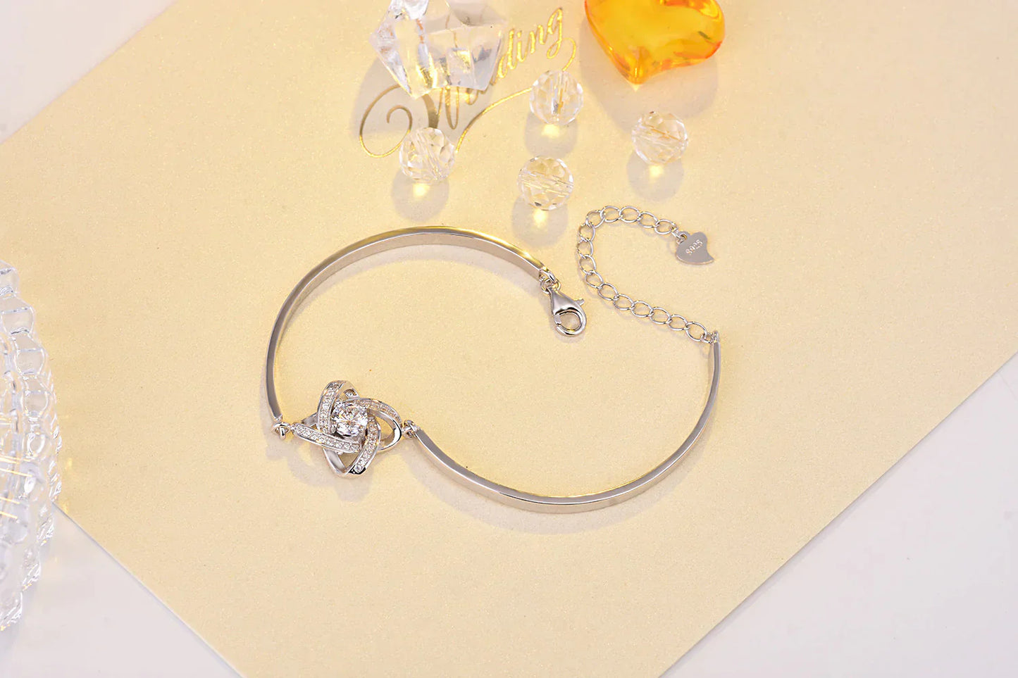 Silberarmband mit Herzanhänger, Zirkonia-Steinen, elegantes Schmuckdesign, Damenaccessoire.