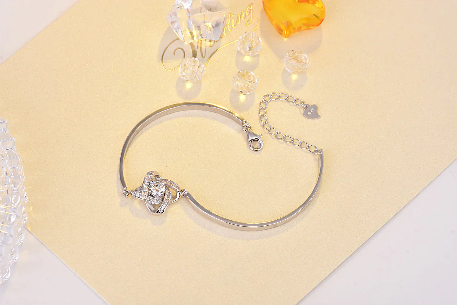 Silberarmband mit Herzanhänger, Zirkonia-Steinen, elegantes Schmuckdesign, Damenaccessoire.