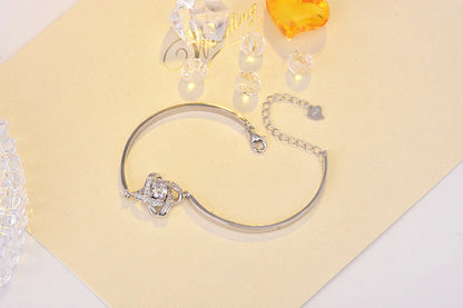 Silberarmband mit Herzanhänger, Zirkonia-Steinen, elegantes Schmuckdesign, Damenaccessoire.