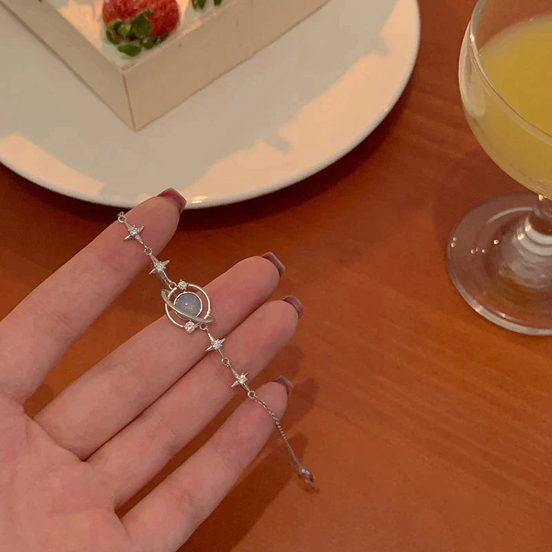 Damenarmband Silber mit Kristallen, elegantes Design, Schmuck für besondere Anlässe, Geschenkidee.