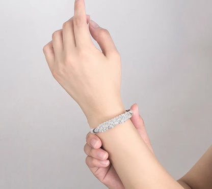 Damenarmband Silber mit Kristallen, elegantes Schmuckstück, modisches Accessoire, Geschenkidee.