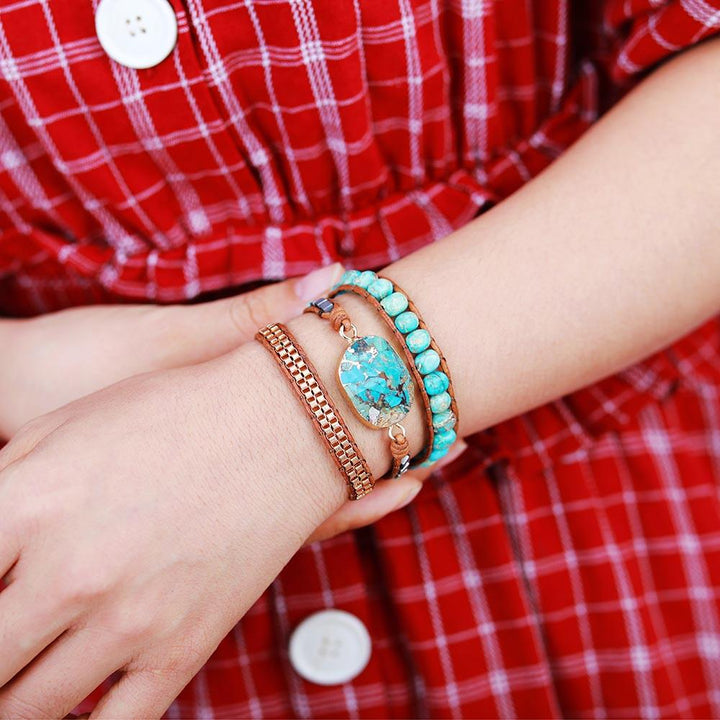 Damenarmband aus Leder mit Steinen, Vintage-Stil, türkis, handgefertigt, modisches Accessoire.