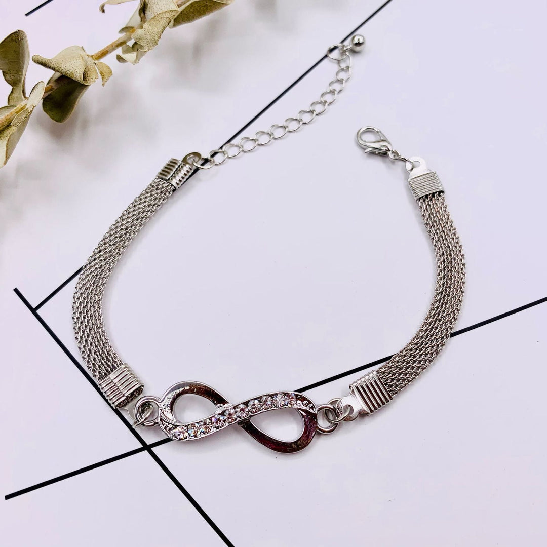 Silbernes Armband mit Unendlichkeitssymbol, Strasssteinen, verstellbar, elegantes Schmuckdesign.
