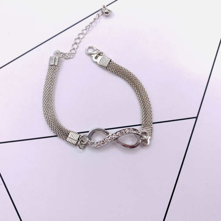 Silbernes Armband mit Unendlichkeitssymbol, Strasssteinen, verstellbar, elegantes Schmuckdesign.