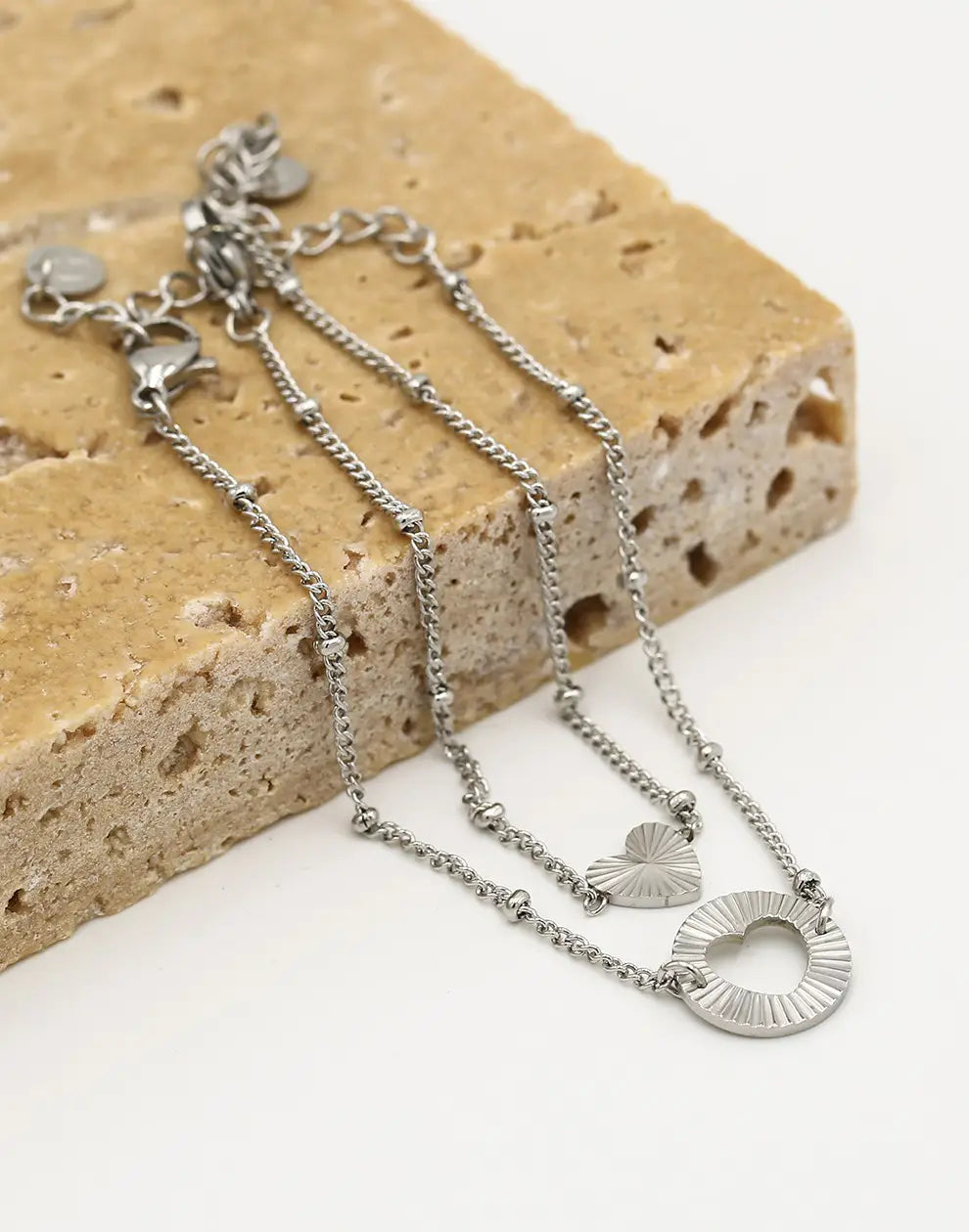 Silberne Freundschaftsarmbänder Set, Herz- und Kreisanhänger, elegantes Design.