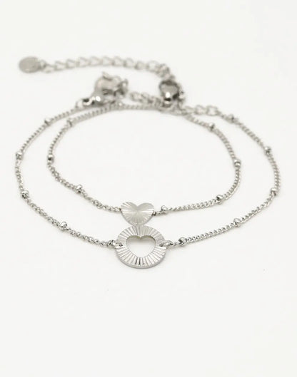 Zweiteiliges silbernes Freundschaftsarmband-Set mit Herzanhänger, verstellbar, Damenaccessoire.