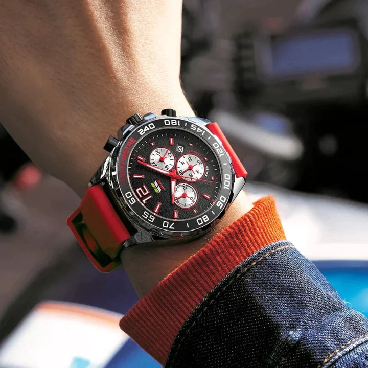 Rote Sportuhr mit Chronograph auf Handgelenk, schwarzes Zifferblatt, Edelstahlgehäuse.