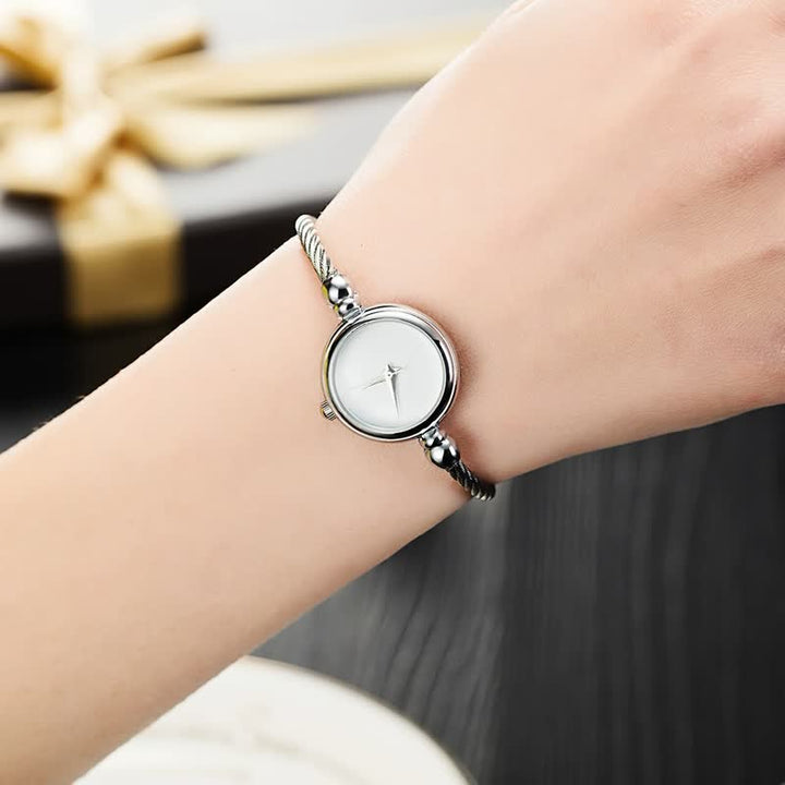 Silberne Damenarmbanduhr mit rundem Zifferblatt, elegantes Design, modisches Accessoire.