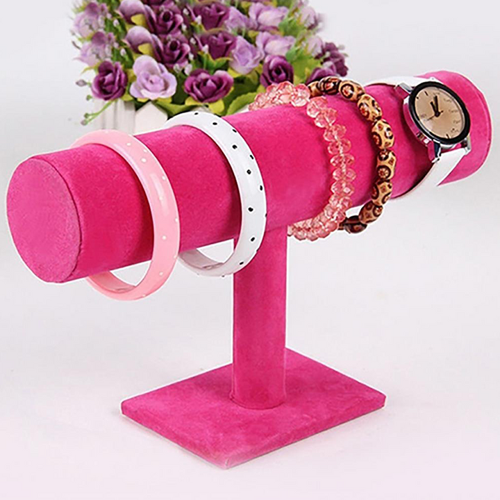 Rosa Samt-Armbandständer mit Uhren und Armbändern, Schmuckdisplay, Dekoration.