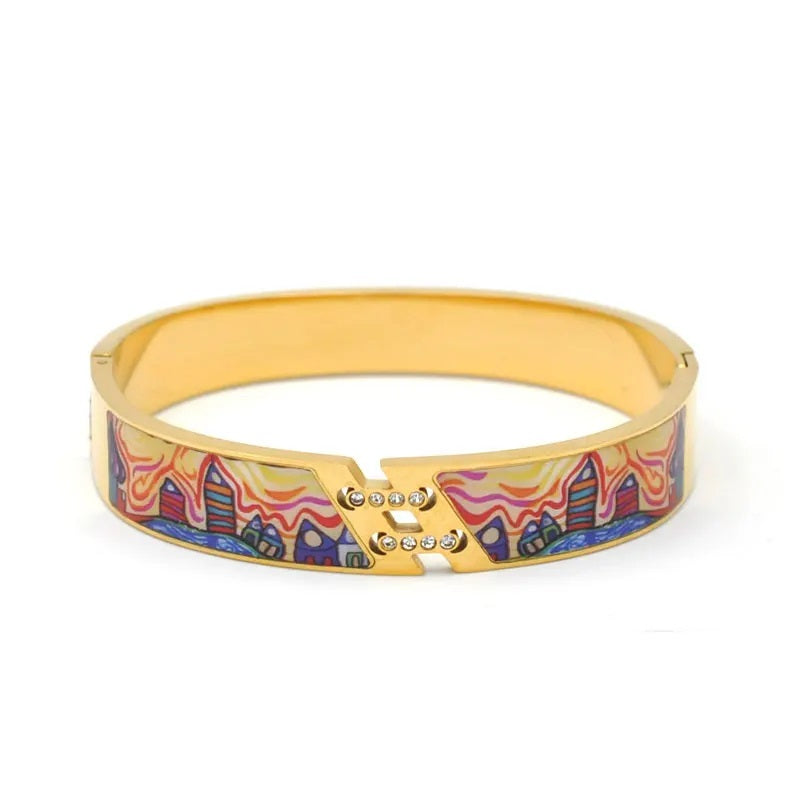 Goldenes Armband mit buntem Muster und Strasssteinen, modisches Accessoire, Damen-Schmuck.