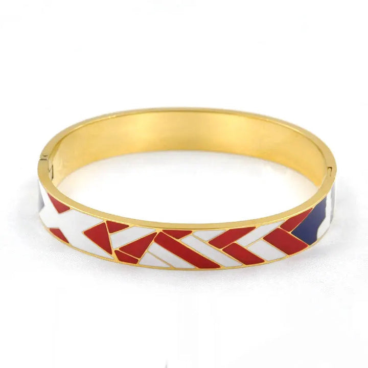 Goldener Armreif mit rotem, weißem und blauem geometrischem Muster, Emaille-Design.