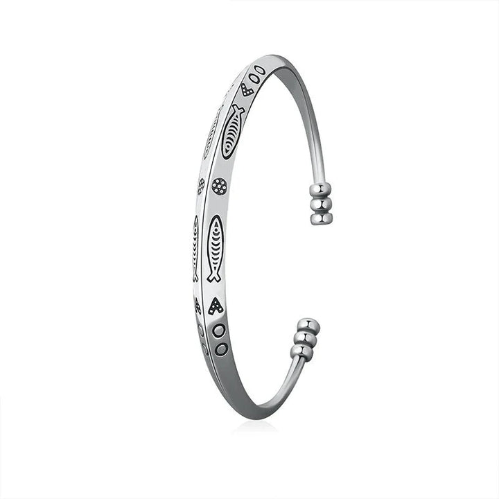 Silberner Armreif mit Fischgravur, minimalistisches Design, verstellbar, Schmuck für Damen und Herren.
