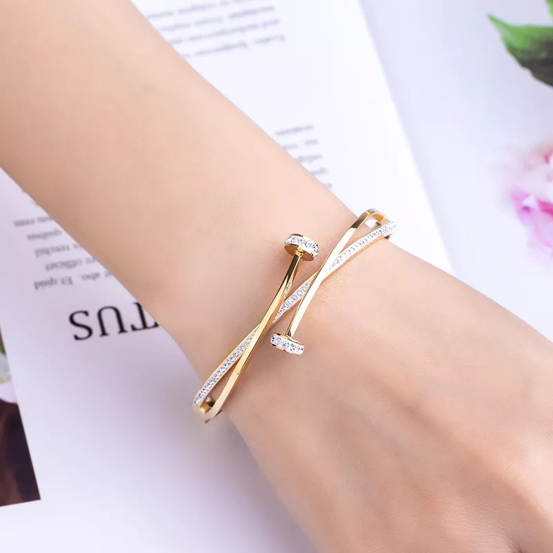 Goldenes Armband mit Kristallen, elegantes Design, Damen-Schmuck, modisches Accessoire.