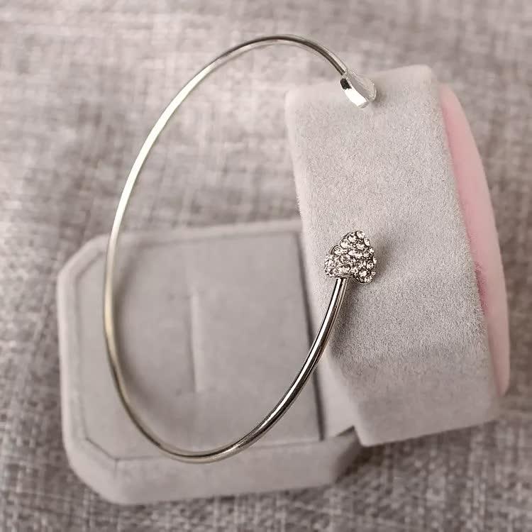 Silbernes Armreif mit Herzanhänger, Strasssteine, elegantes Schmuckdesign, Geschenkbox.