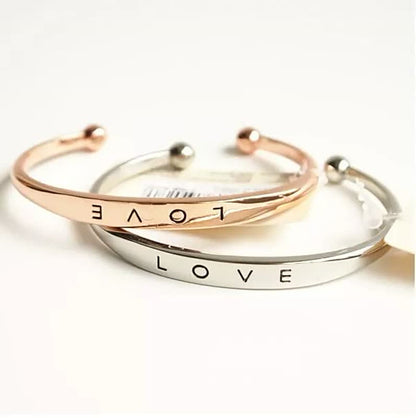 Zwei Armreifen aus Edelstahl, roségold und silber, mit "LOVE"-Gravur, modisch, elegant.