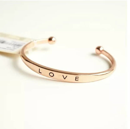 Roségoldenes Armband mit Gravur "LOVE", elegantes Schmuckstück, modisches Accessoire.