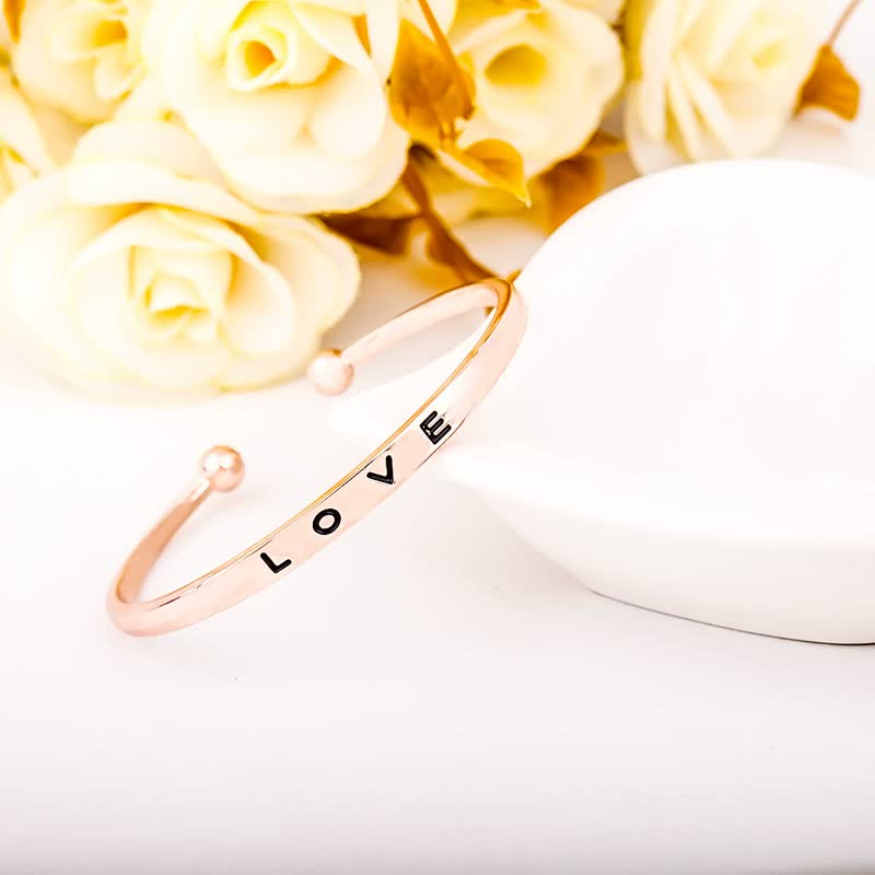 Roségoldenes Armband mit "LOVE"-Gravur, elegantes Schmuckstück, Geschenkidee für Frauen.