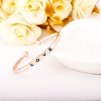 Roségoldenes Armband mit "LOVE"-Gravur, elegantes Schmuckstück, Geschenkidee für Frauen.