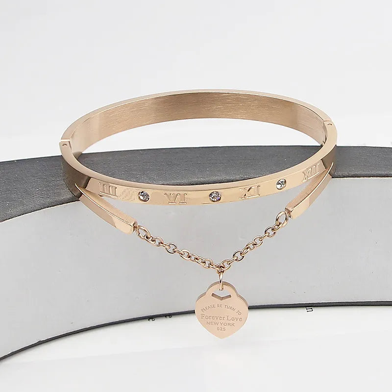 Roségoldenes Armband mit römischen Ziffern, Kristallen und Herzanhänger, eleganter Schmuck.