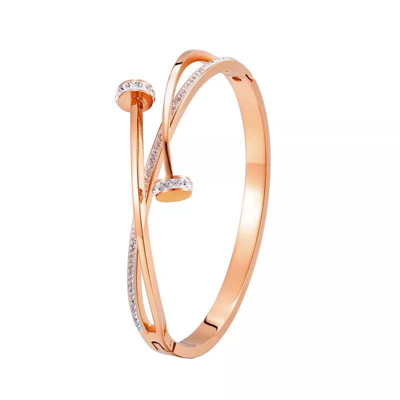 Roségold Armreif mit Kristallen, elegantes Schmuckdesign, Damenarmband, modisches Accessoire.