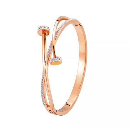 Roségold Armreif mit Kristallen, elegantes Schmuckdesign, Damenarmband, modisches Accessoire.