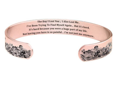 Roségoldener Armreif mit Gravur, Wellenmuster, Edelstahl, modisches Schmuckstück für Damen.