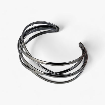 Schwarzes Edelstahl-Armband, modernes Design, offener Armreif, eleganter Schmuck für Damen.