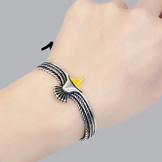 Silber-Armband mit goldener Verzierung, geflochtenes Design, eleganter Schmuck für Damen.