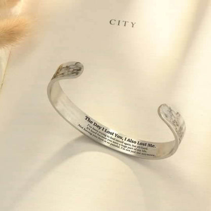 Silbernes Armband mit Gravur auf Buchseite, elegantes Schmuckstück, Geschenkidee für Frauen.