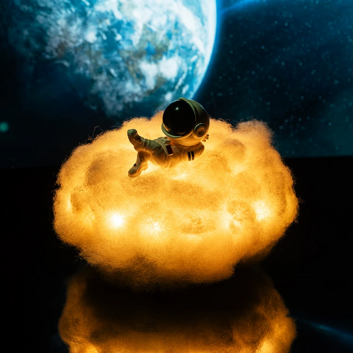 Astronautenfigur auf leuchtender Wolke vor Erde, Nachtlicht, Dekoration, Weltraum-Thema.