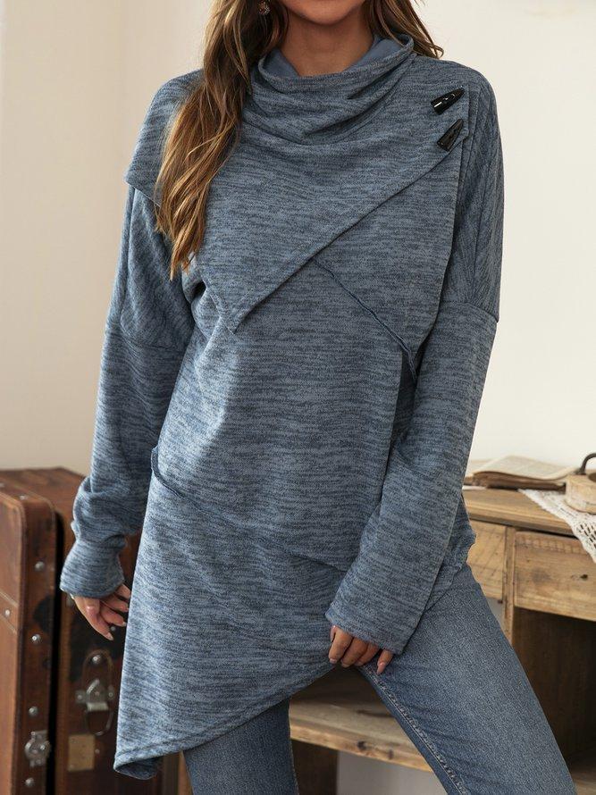 Frau in asymmetrischem, blauem Strickpullover mit Knöpfen, lässiger Herbstmode.