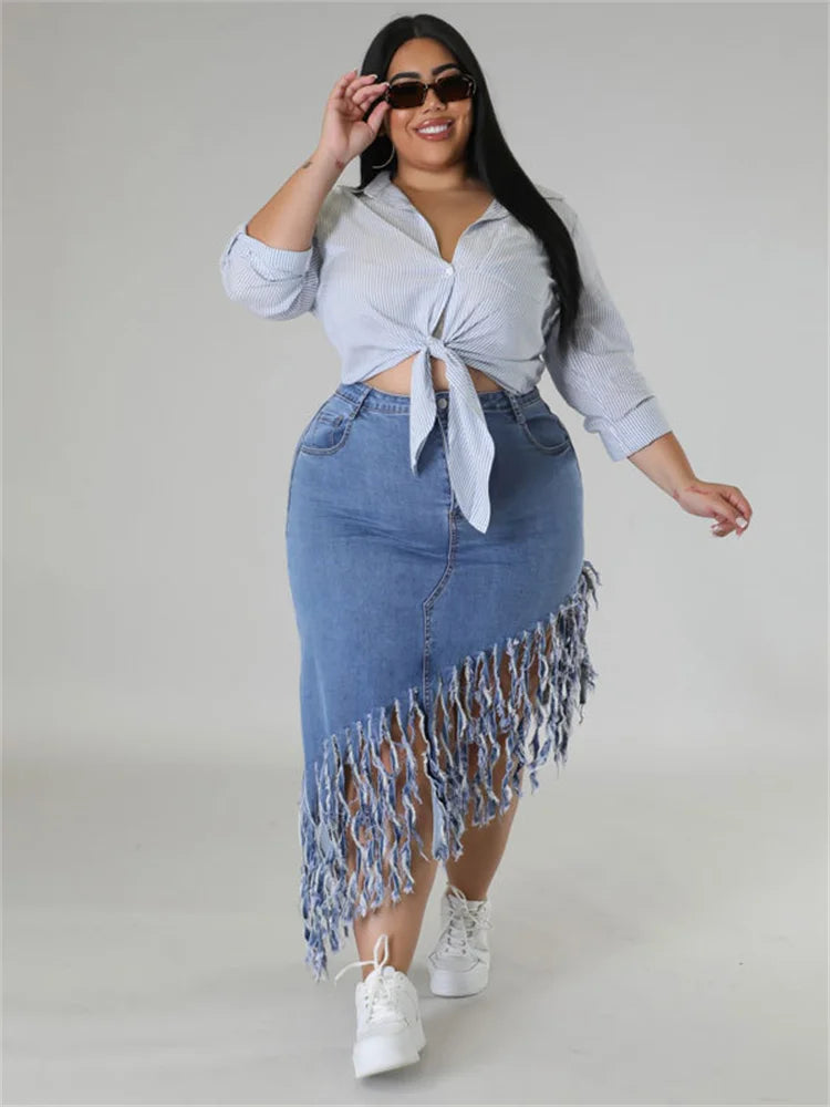 Frau in asymmetrischem Jeansrock mit Fransen, weißem Hemd und Sonnenbrille, Plus-Size-Mode.