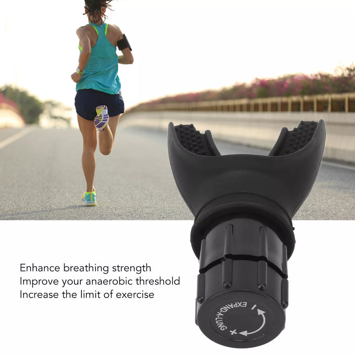 Laufende Frau mit schwarzem Atemtrainer, Fitnessgerät zur Atemstärkung, Outdoor-Training.