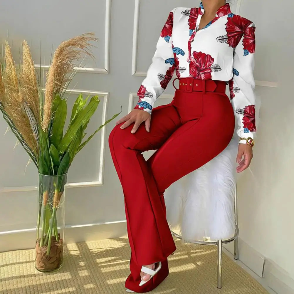 Frau in rotem Anzug mit Blumenmuster-Bluse, stilvolle Damenmode, elegantes Outfit.