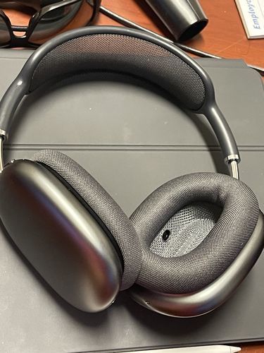 Schwarze kabellose Over-Ear-Kopfhörer mit Polsterung, modernes Design, Audiogerät.