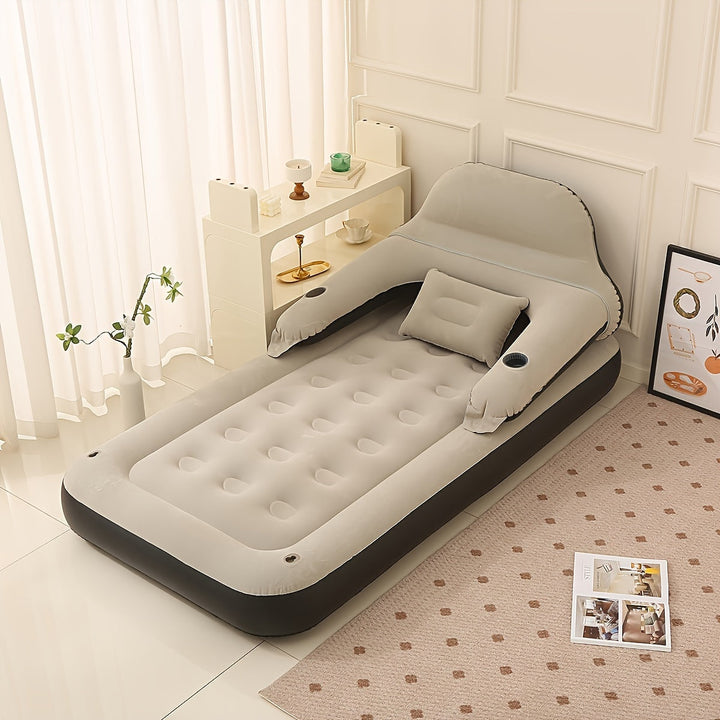 Aufblasbares graues Luftbett mit Kopfstütze und Kissen, ideal für Gästezimmer oder Camping.