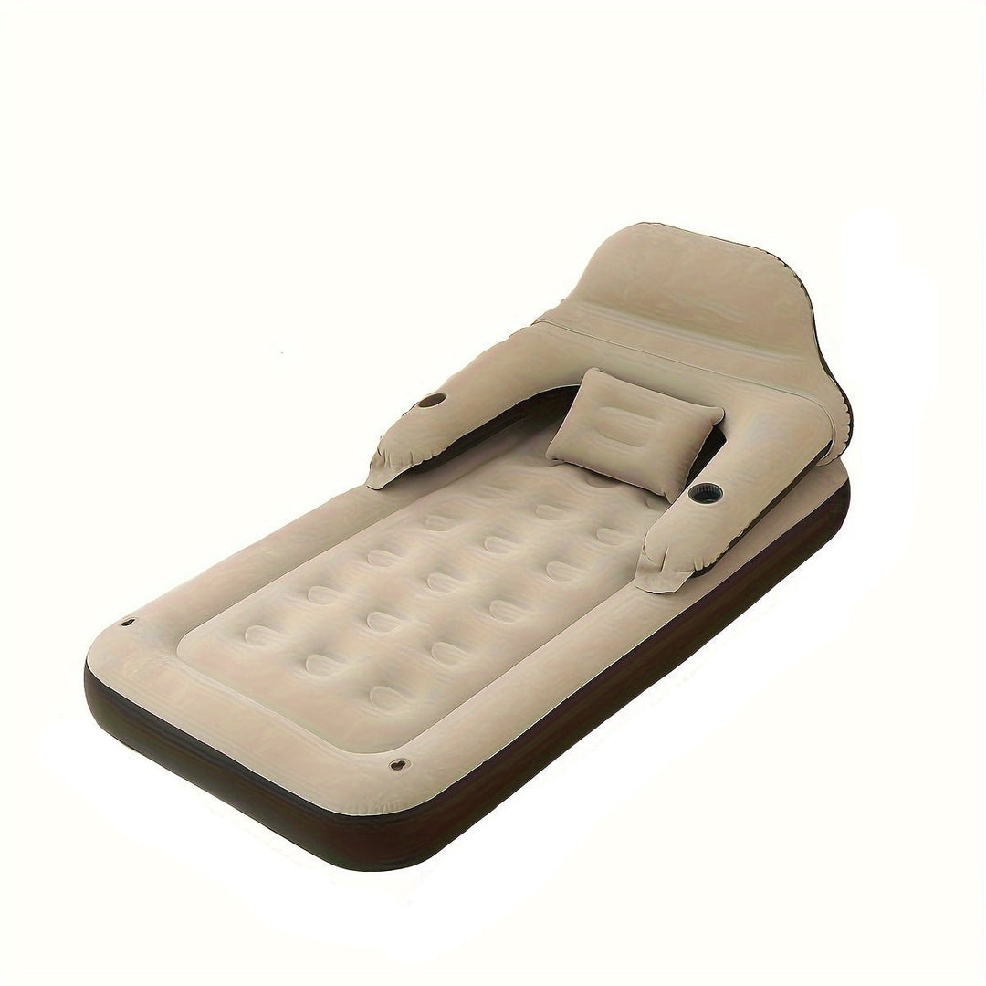 Aufblasbares Einzelbett mit Kopfstütze und Kissen, beige, ideal für Camping und Gäste.