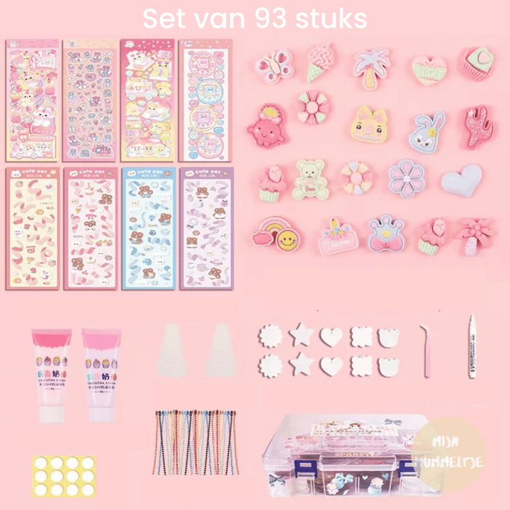 Set mit 93 rosa DIY-Nagelkunst-Aufklebern, Dekorationen und Werkzeugen auf rosa Hintergrund.