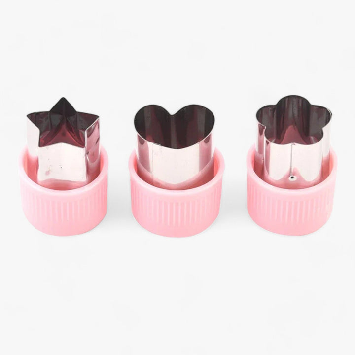 Drei rosa Ausstechformen aus Edelstahl: Stern, Herz, Blume für Kekse und Fondant.