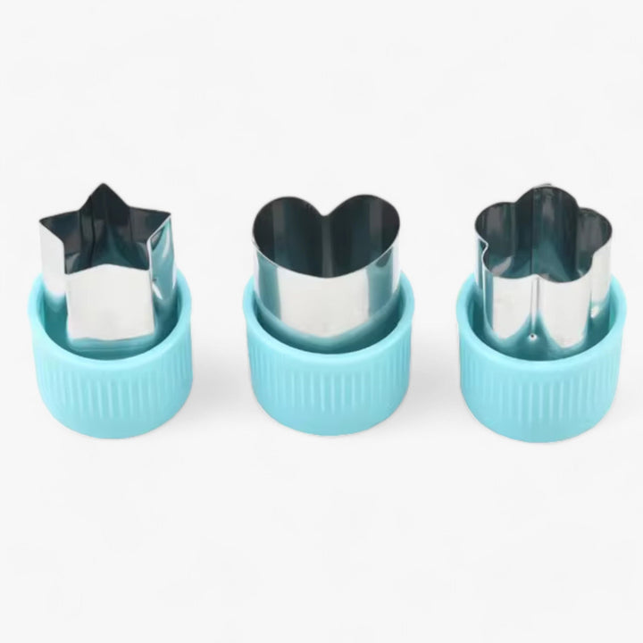 Drei Edelstahl-Ausstechformen mit blauen Kunststoffgriffen, Stern, Herz und Blume.