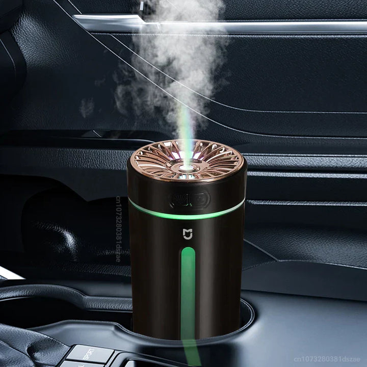 Schwarzer Auto-Luftbefeuchter mit LED-Licht und Dampfausstoß im Getränkehalter.