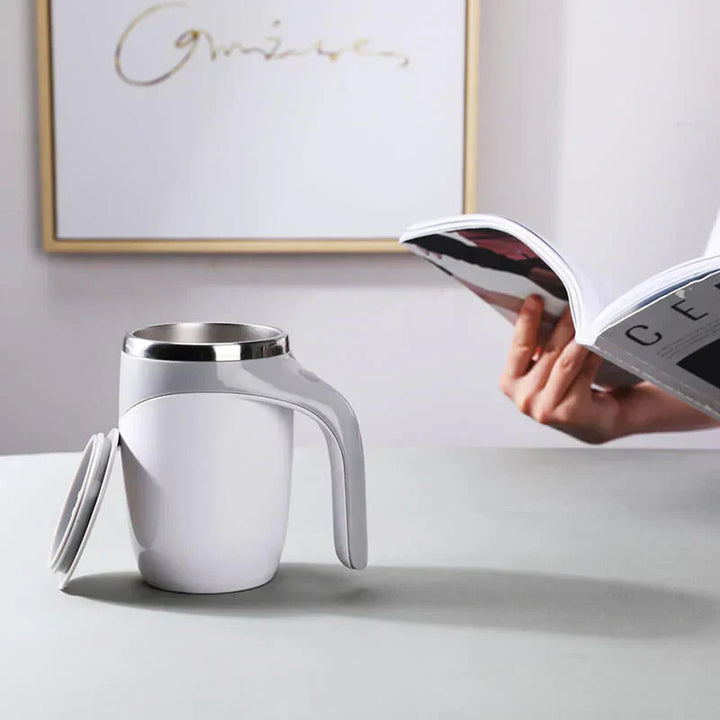 Automatischer Kaffeebecher, weiß, magnetisch, selbstumrührend, kabellos, modernes Design.
