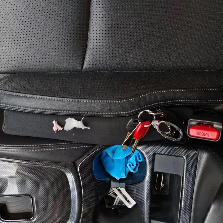 Schwarzer Autositz-Organizer aus Leder mit Schlüsselanhänger und Aufbewahrungstaschen.