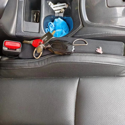 Schwarzer Autositz-Organizer mit Schlüsselbund und Sonnenbrille, Leder, Autozubehör.