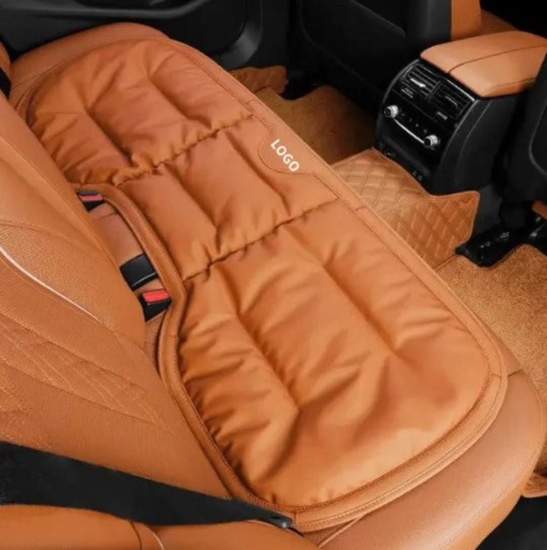 Braunes, ultra-komfortables Autositzkissen aus Leder, rutschfest, für Rückbank.