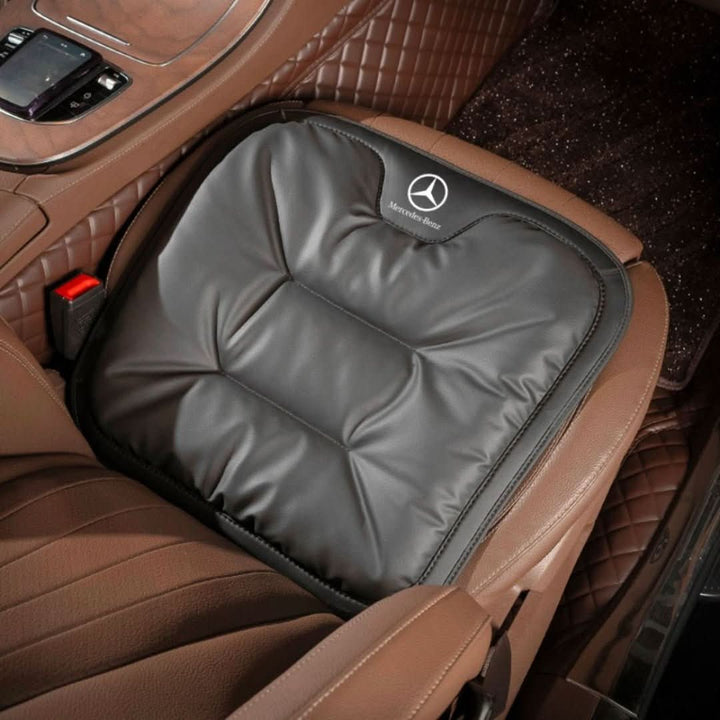 Schwarzes, ultra-komfortables, maßgeschneidertes Autositzkissen aus Leder im Mercedes-Benz.