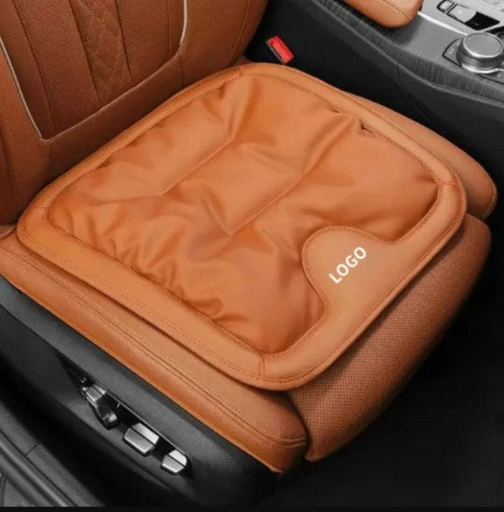 Braunes, ultra-komfortables Autositzkissen aus Leder mit Logo, ergonomisch, rutschfest.